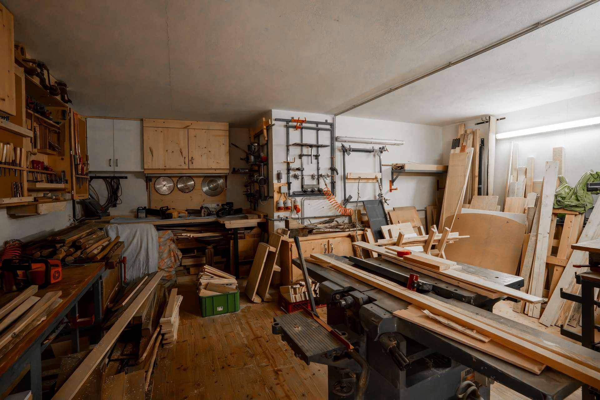 Große Werkstatt mit Holzbearbeitungsmaschinen, Werkzeugen und viel Stauraum.