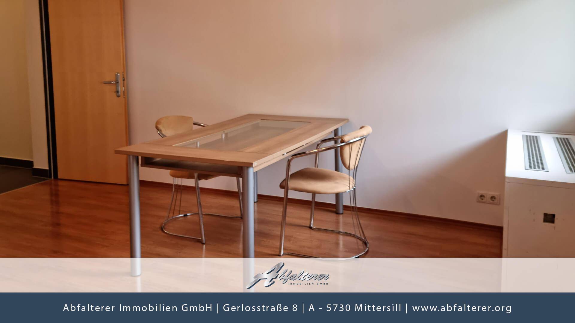 Heller Essbereich mit Holztisch und Stühlen, ideal für gemeinsame Mahlzeiten.