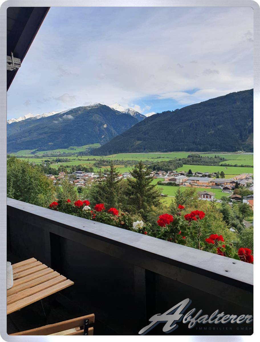 Atemberaubender Panoramablick vom Balkon auf die Berge, das Tal und die umliegende Natur.