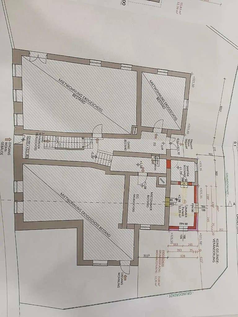 Grundriss des Erdgeschosses mit mehreren Mietwohnungen und Zugang zu Balkonen und Gärten.