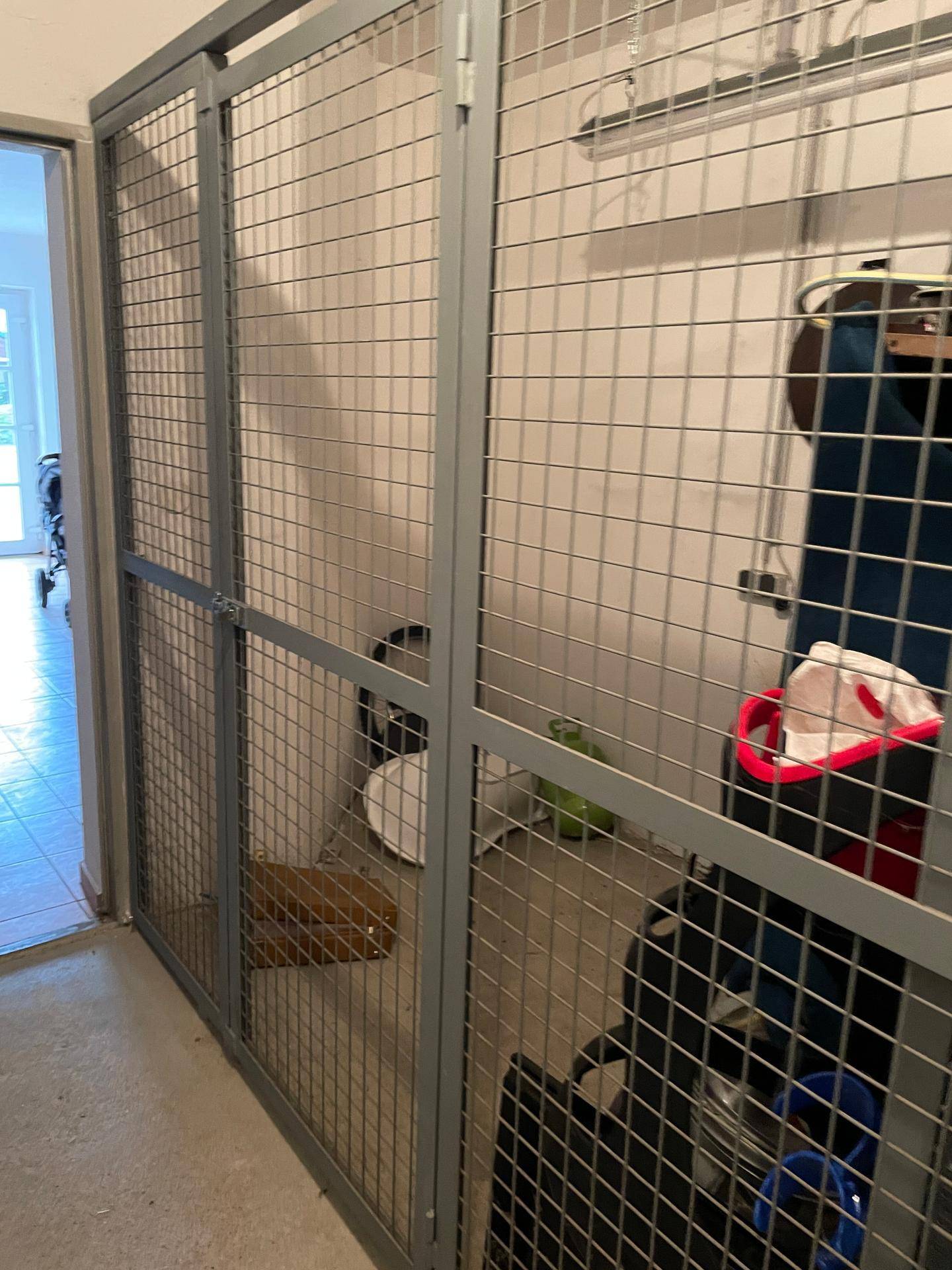 Abstellraum im Keller mit praktischen Drahtgitterboxen für zusätzlichen Stauraum und Organisation.