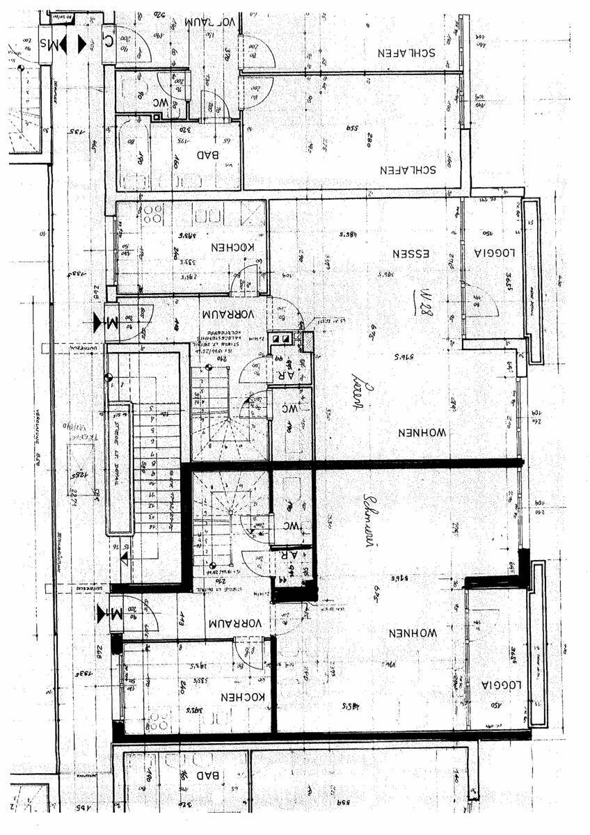 Grundrissplan einer Wohneinheit mit mehreren Zimmern, Bädern und Loggien.