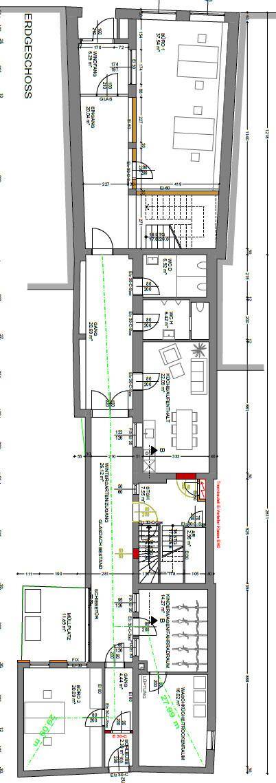 Übersichtlicher Grundriss des Erdgeschosses mit Büroräumen, Küche und verschiedenen Nebenflächen.