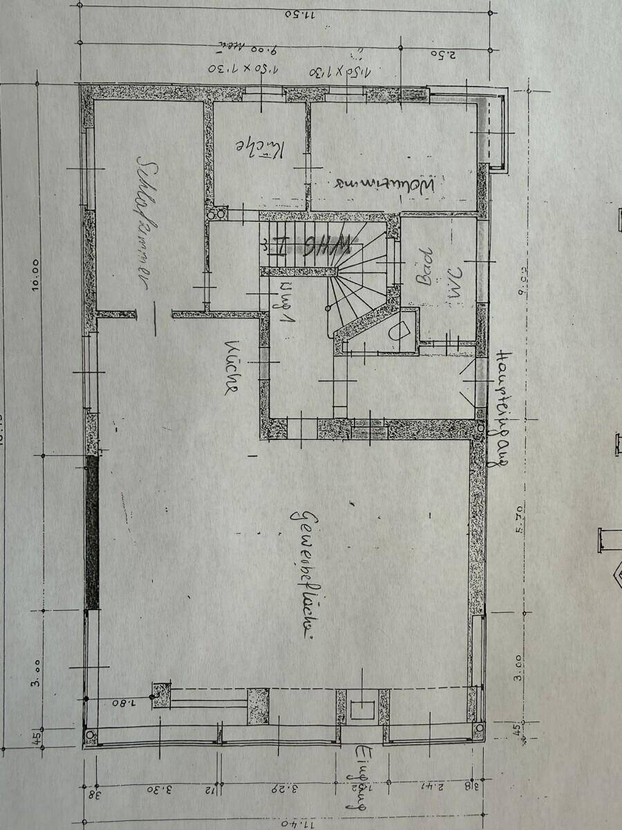 Grundriss des Erdgeschosses mit Gewerbefläche, Wohnzimmer, Schlafzimmer und Küche.