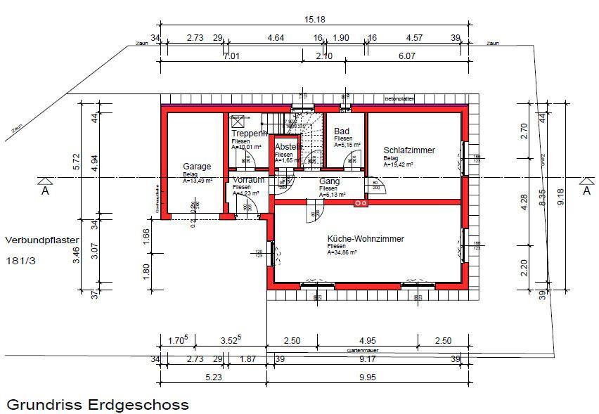 Grundriss des Erdgeschosses mit Garage, Abstellraum, Bad, Schlafzimmer und offenem Wohn-Küchenbereich.