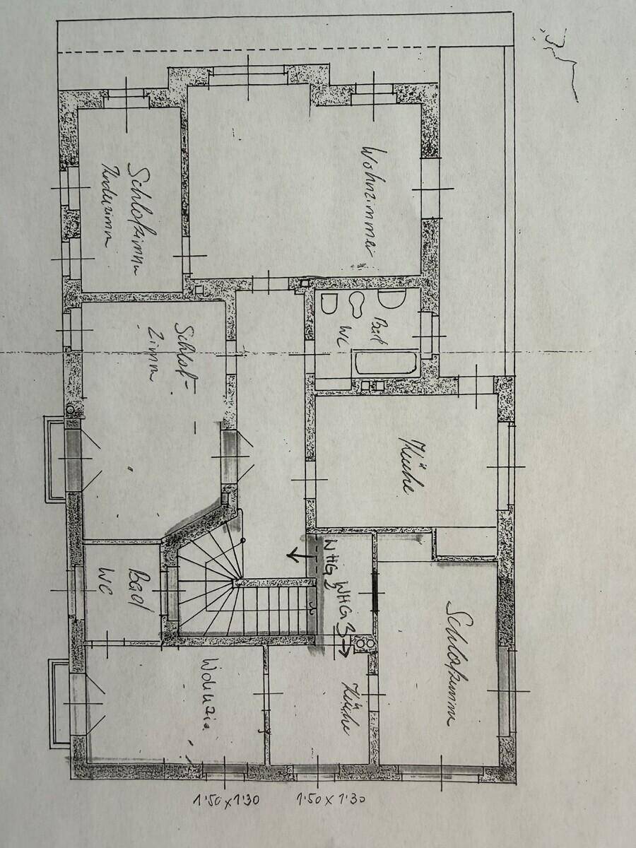 Grundriss des Obergeschosses mit mehreren Schlafzimmern, Wohnzimmer und Bädern.
