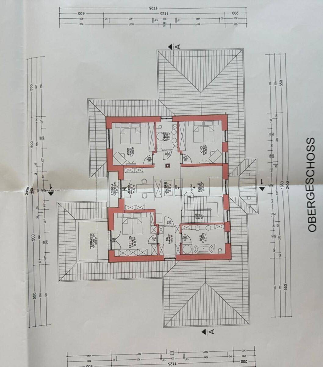 Grundriss des Obergeschosses mit Schlafzimmern, Bädern, Loggia und Terrasse.