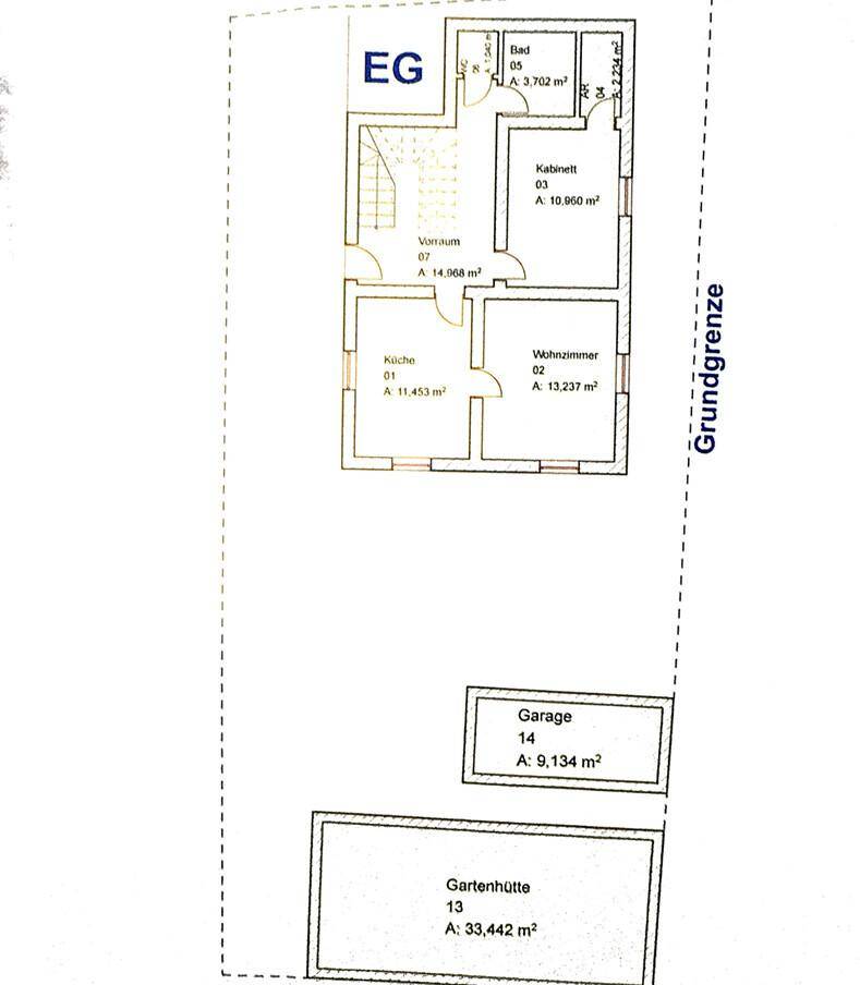 Grundriss des Erdgeschosses mit Wohnzimmer, Küche, Bad, Vorraum, Garage und Gartenhütte.