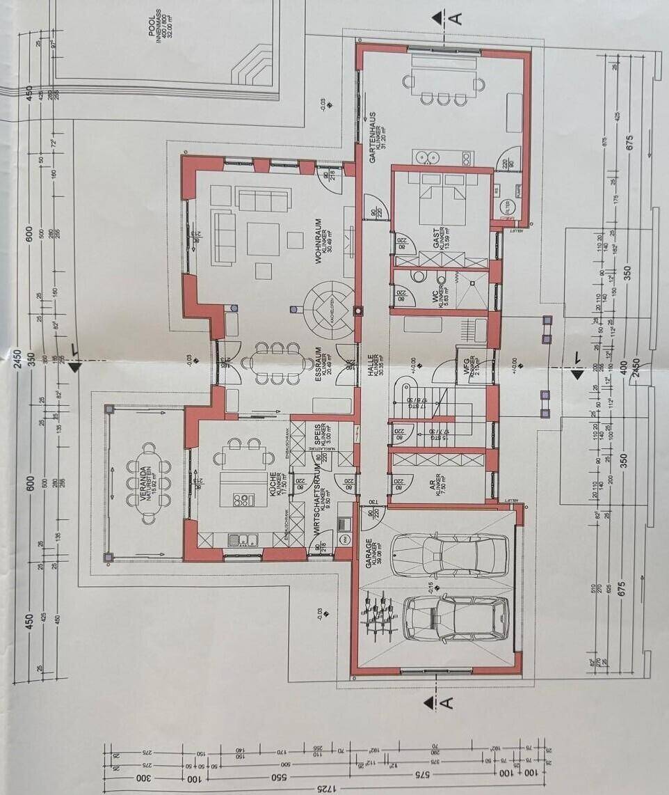 Grundriss des Erdgeschosses mit Wohn-, Ess- und Küchenbereich sowie Garage und Gartenhaus.