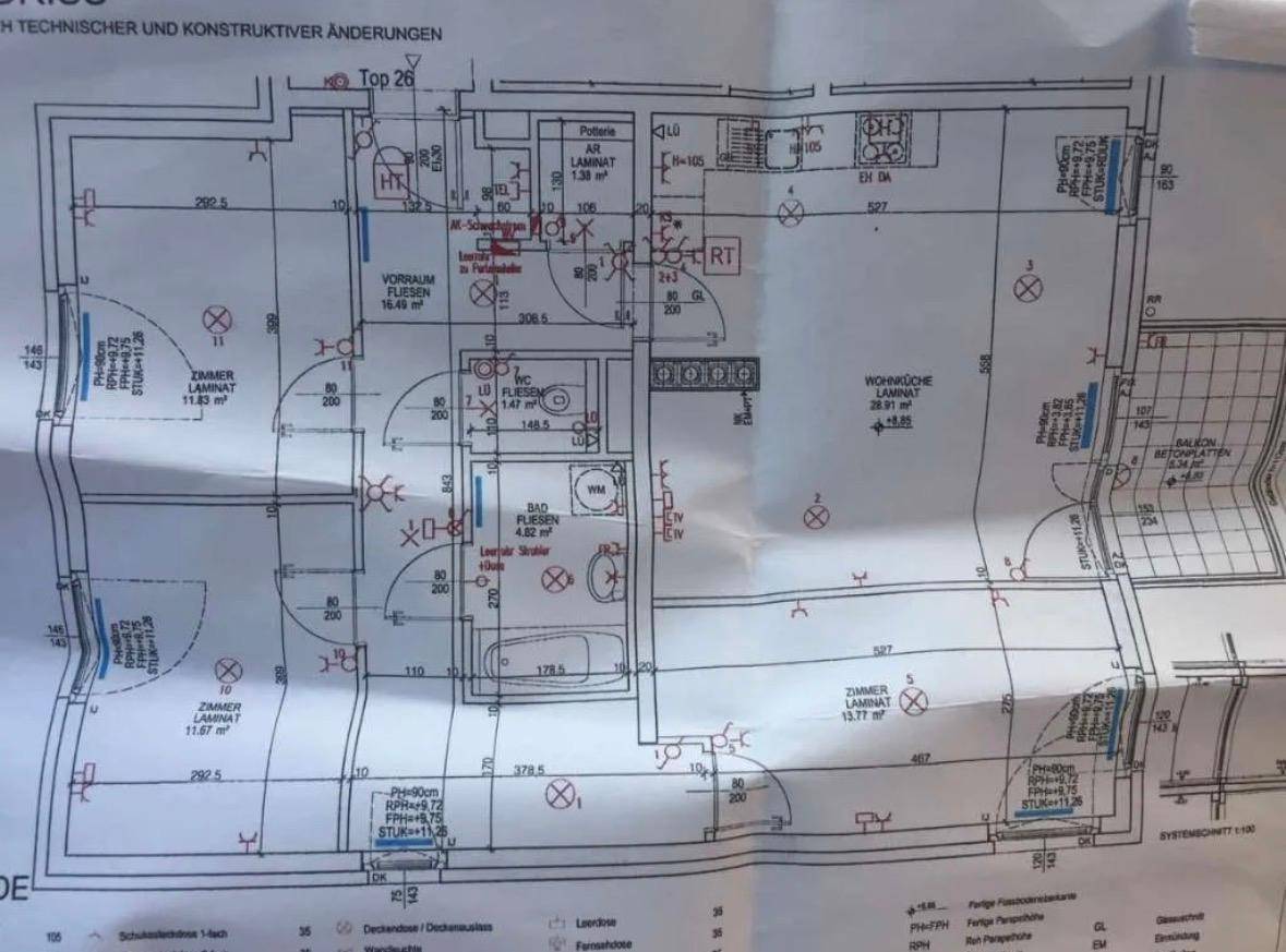 Detaillierter Grundriss der Wohnung mit Raumaufteilung, Balkon und Dachschräge.