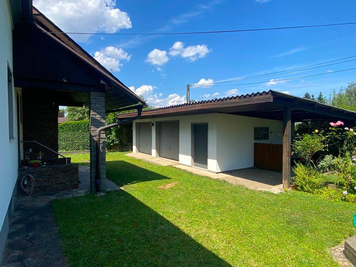 Doppelgarage mit Carport