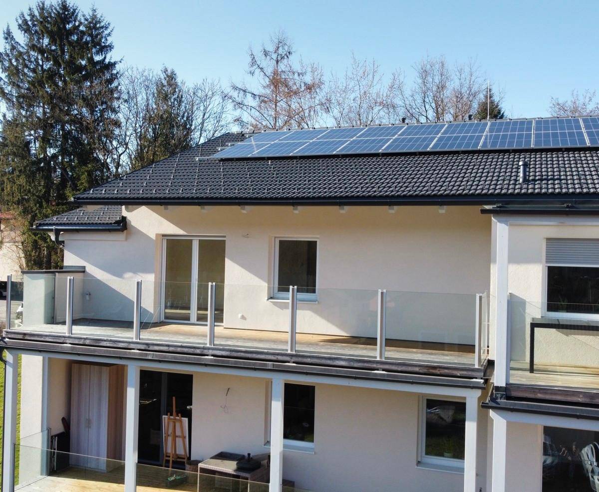 Großer Balkon mit Glasgeländer und Schiebetürzugang, ideal für sonnige Stunden.