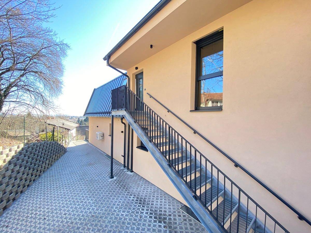 Freibereich mit Aufgang zur Wohnung
