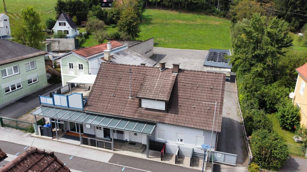 Gesamtansicht des Anwesens aus der Vogelperspektive mit Gebäuden, Parkplätzen und Grünflächen.