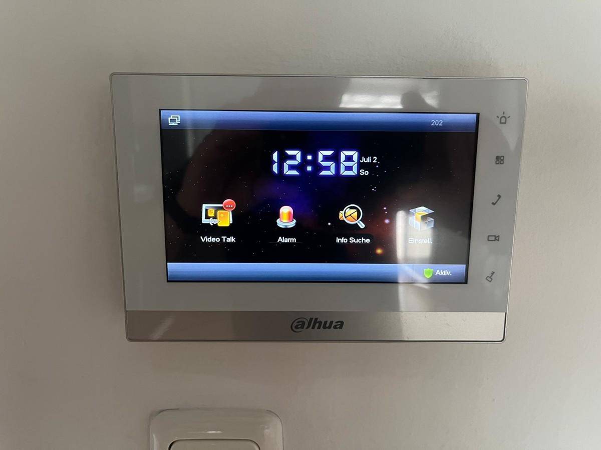 Modernes Video-Gegensprechanlagensystem mit Touchscreen-Display an der Wand.