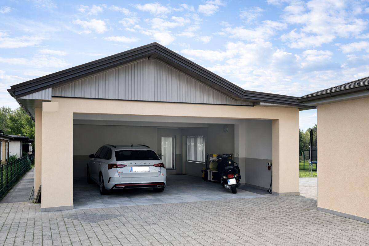 Geräumige Doppelgarage mit Stellplatz für zwei Fahrzeuge, inklusive Ladestation für Elektroautos.