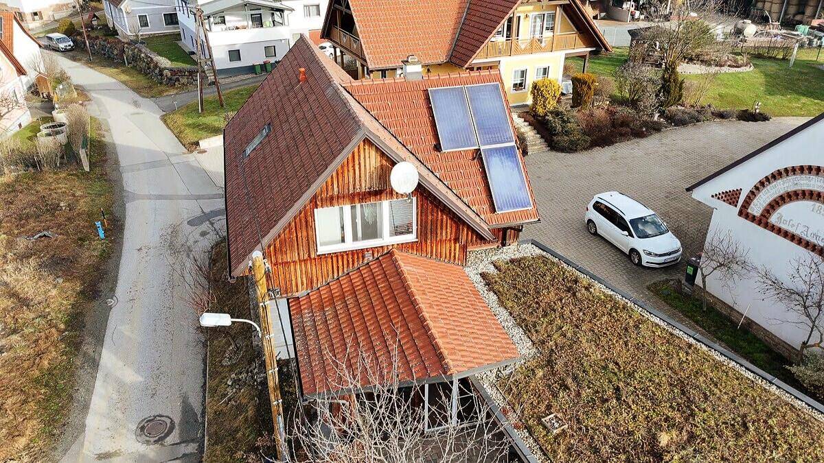 Draufsicht auf das Wohnhaus mit Photovoltaikanlage und begrüntem Dach.
