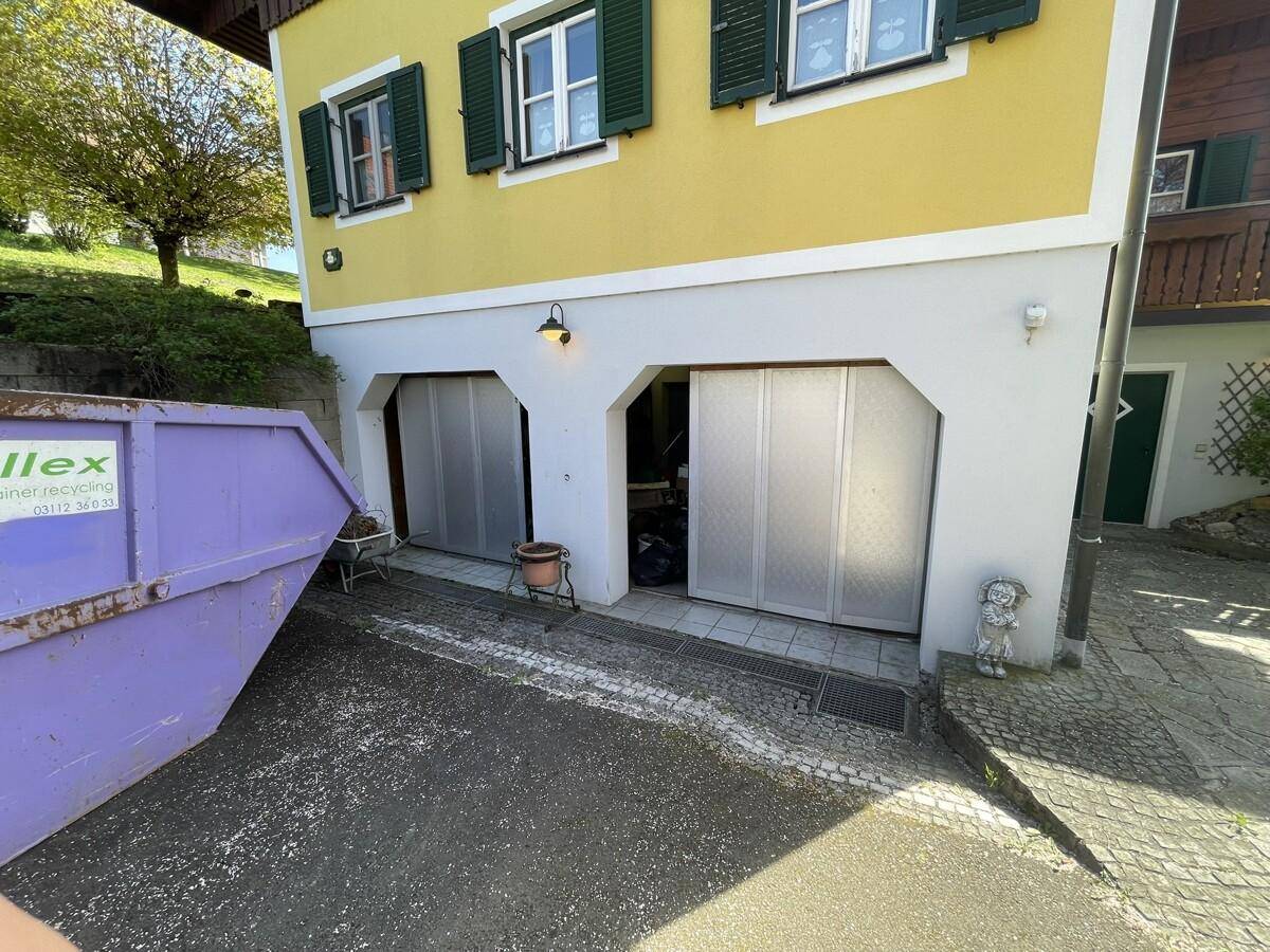 Doppelgarage im Untergeschoss des Hauses mit zwei Einfahrten.