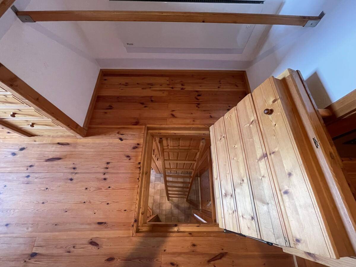 Zugang zum Dachboden über eine Holzklappe im Boden.