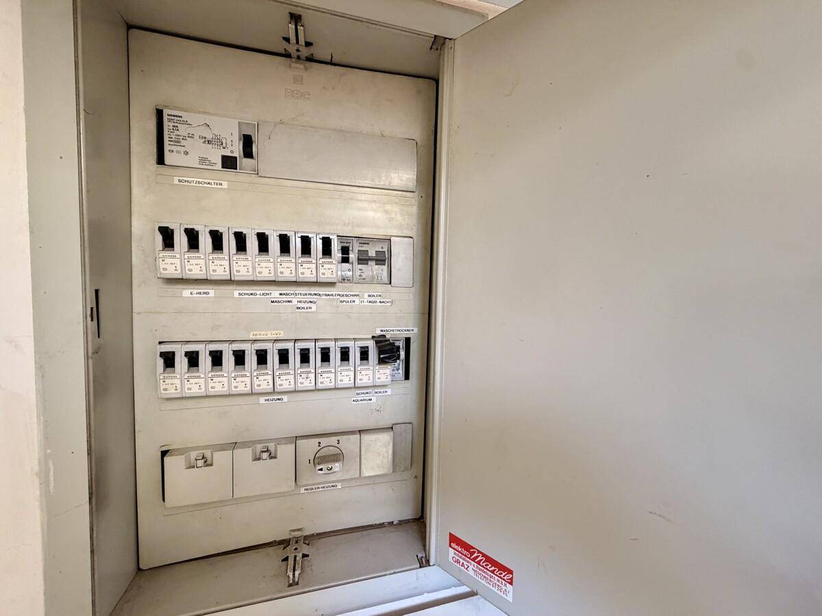 Elektrischer Sicherungskasten mit verschiedenen Schaltern und Beschriftungen.