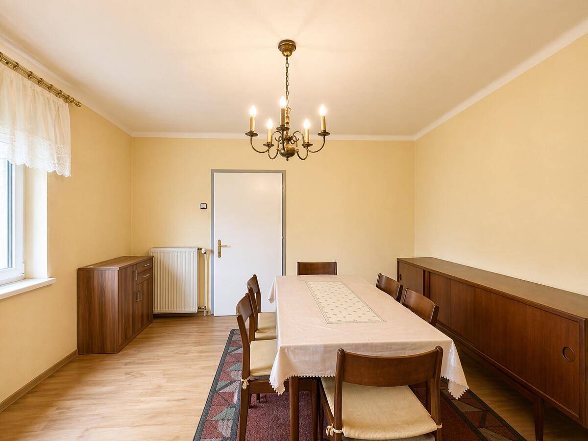 Esszimmer mit Holzboden, Esstisch und Sideboard, bereit für gemütliche Stunden.