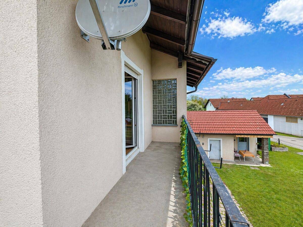 Schmaler Balkon mit Metallgeländer und Blick auf die umliegende Nachbarschaft.