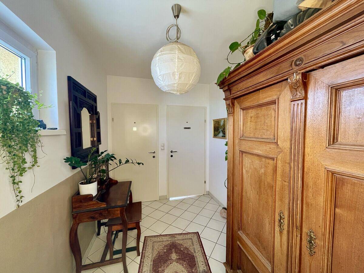 Neuwertige Wohnung mit guter Aufteilung - 2 Carports - ein Raum mit extra Zugang für (Home)Office! - Ansicht 6
