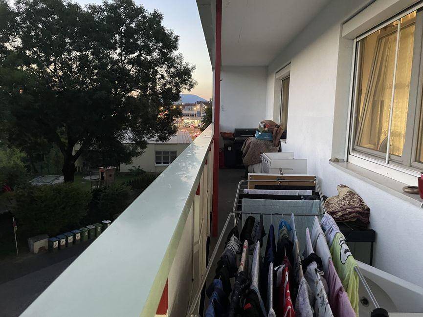 Balkon mit Wäscheständer und Blick auf die grüne Umgebung.