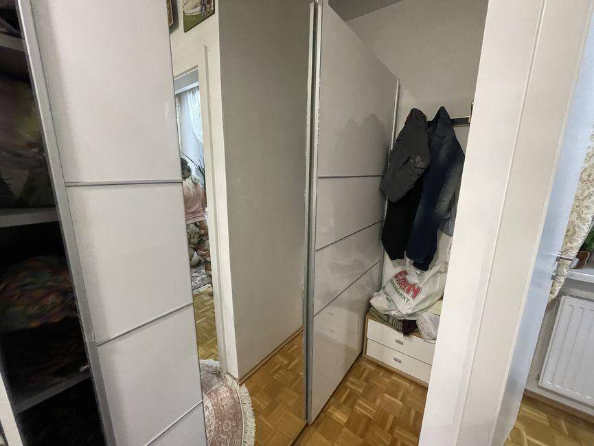 Begehbarer Kleiderschrank mit Spiegeltüren und viel Stauraum für Kleidung.