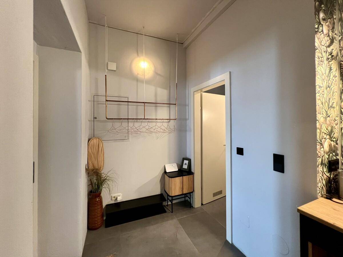 Heller Eingangsbereich mit Garderobe und modernem Dekor.