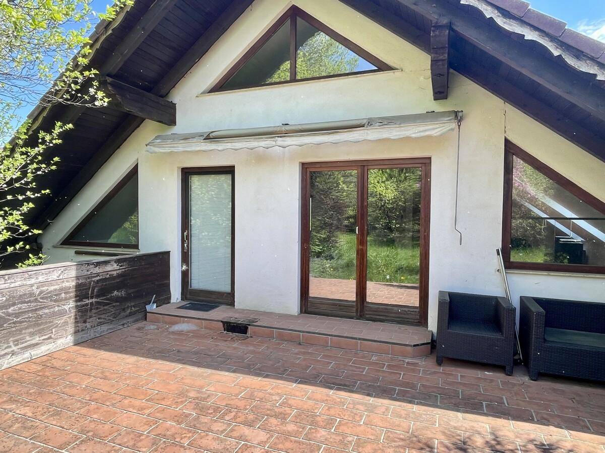 Geräumige Terrasse mit Ziegelboden und Sitzgelegenheiten, direkt am Haus gelegen.