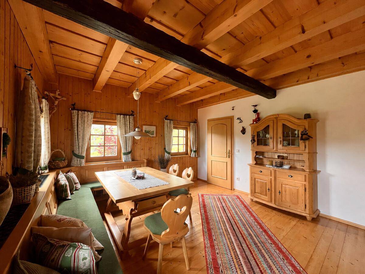 Rustikaler Essbereich mit Holztäfelung, Holzboden und traditionellem Holzschrank.