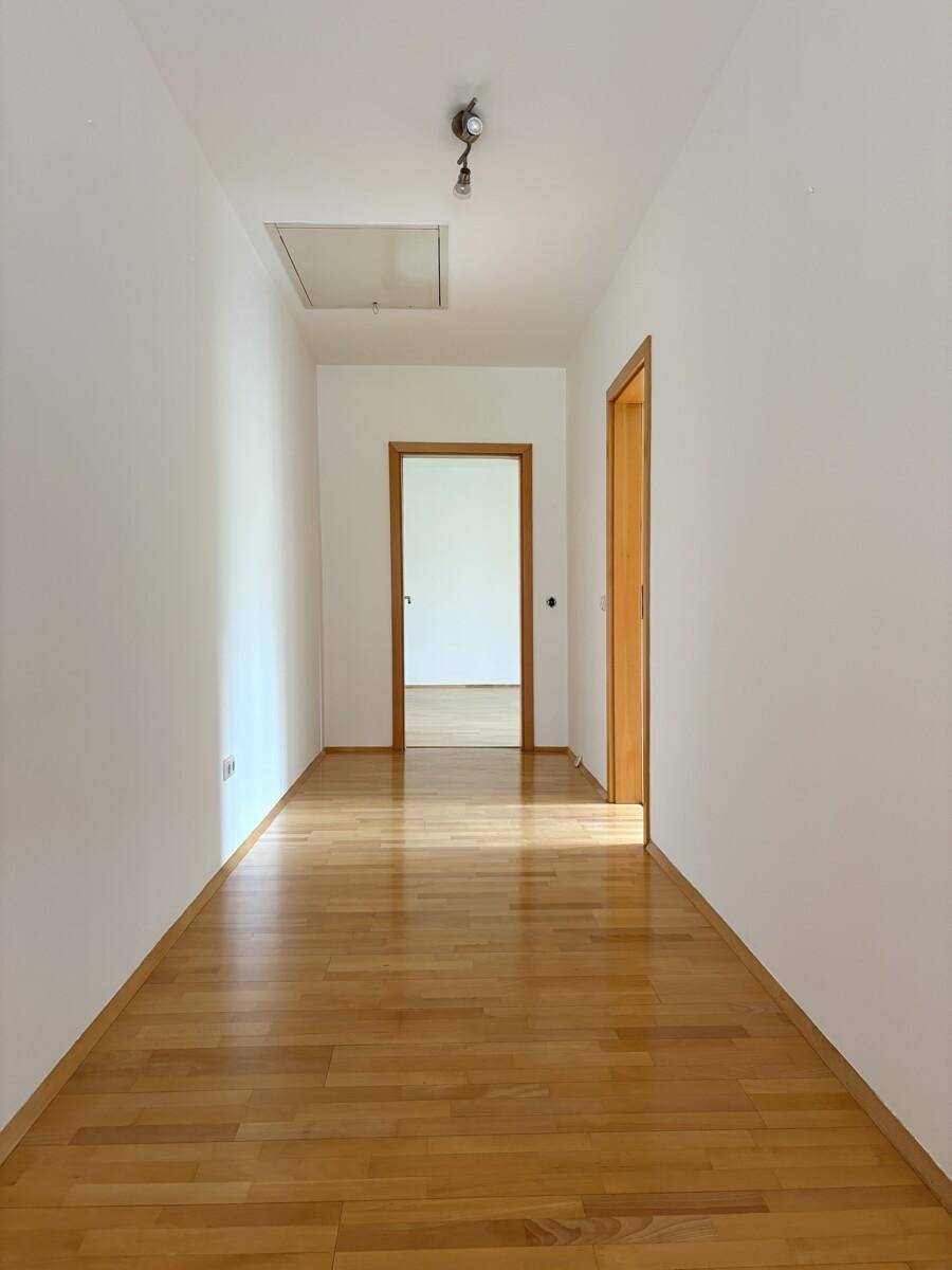 Heller Flur mit Parkettboden und Zugang zu weiteren Zimmern im Obergeschoss.