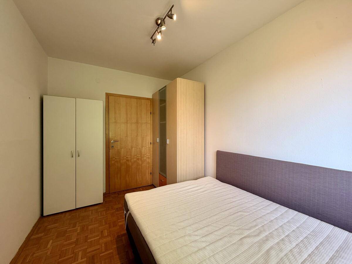 Gemütliches Schlafzimmer mit Parkettboden, Doppelbett und Kleiderschränken.