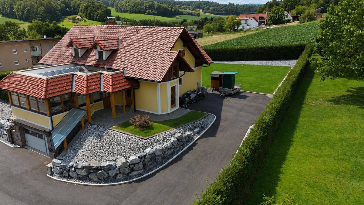 Ansicht des Hauses mit Zufahrt, Garage und gepflegter Steingarten-Gestaltung.