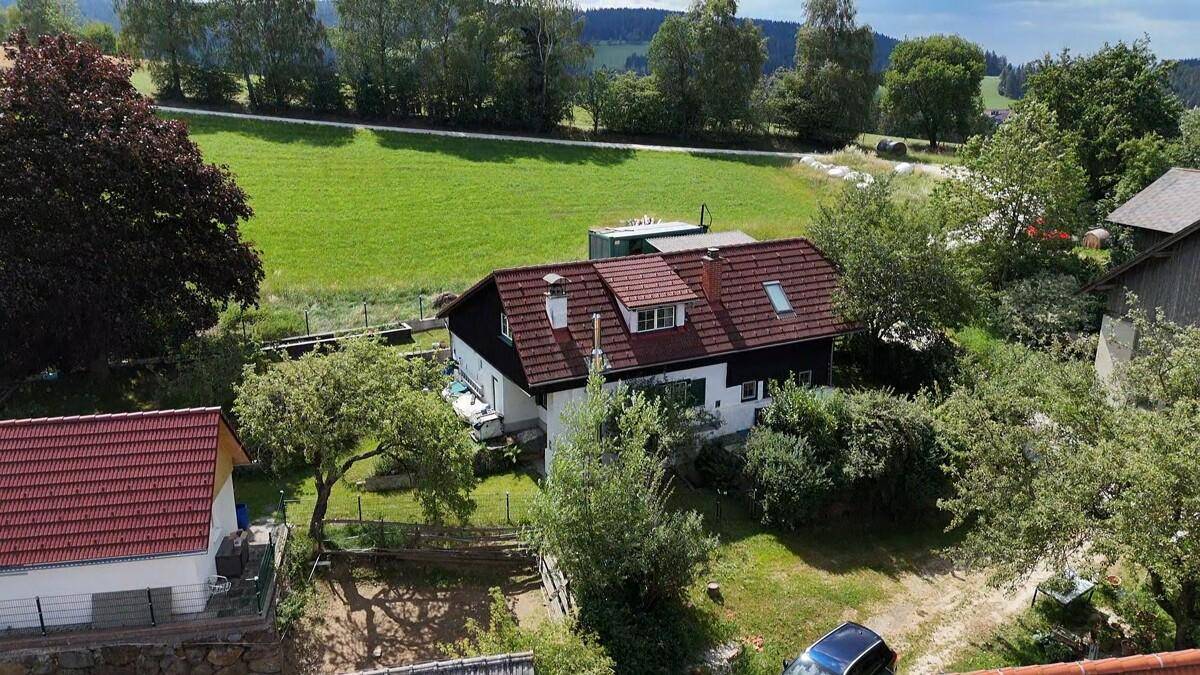 Weitläufige Luftaufnahme des Anwesens in ländlicher Umgebung mit viel Grün.