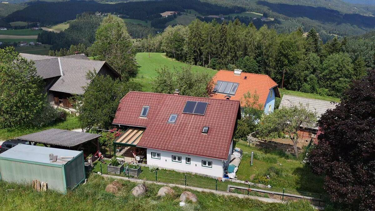 Luftaufnahme des Hauses mit Solaranlage, Carport und weitem Blick über die Landschaft.