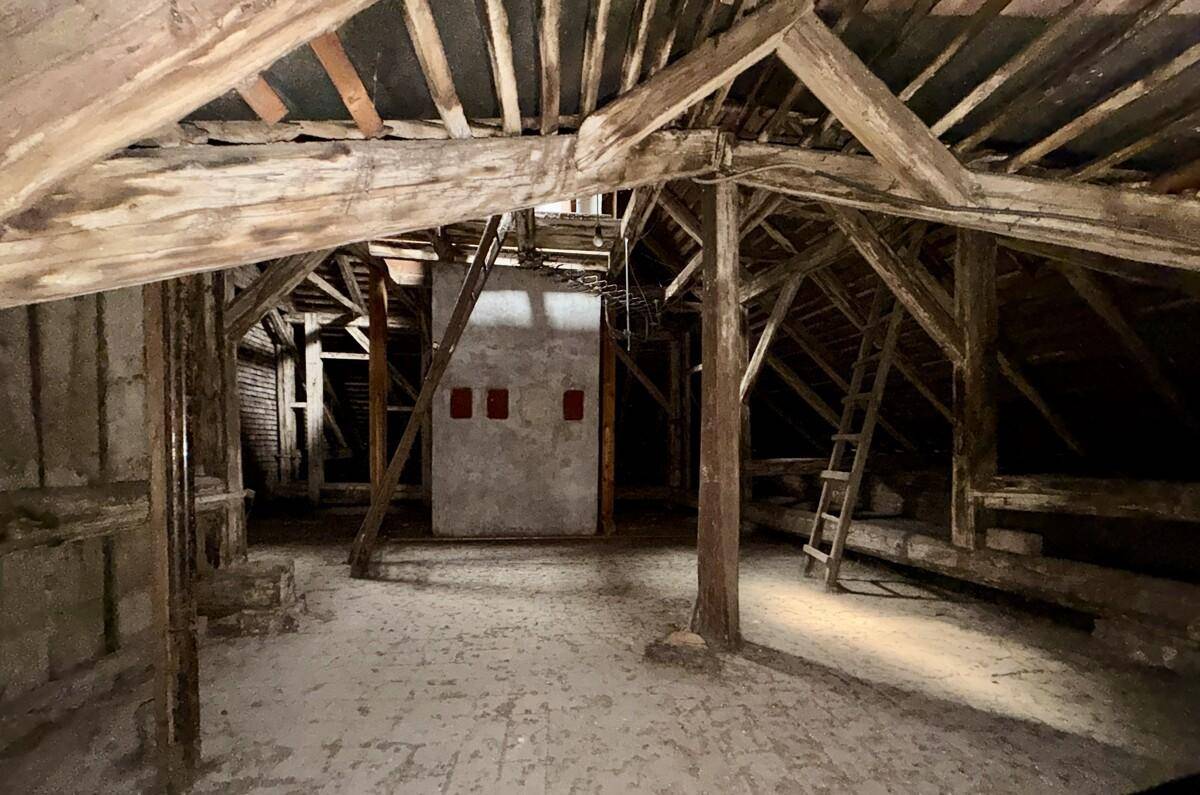 Dachboden mit sichtbaren Holzbalken und der Dachkonstruktion, bereit für den Ausbau.