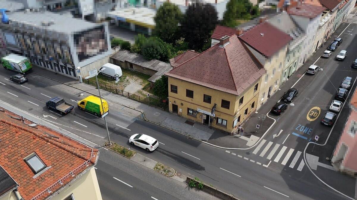 Weitläufige Luftaufnahme der Straße mit Verkehr und dem Gebäude im städtischen Umfeld.