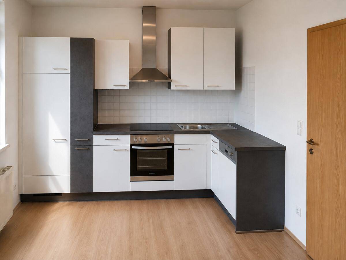 Moderne Einbauküche in Weiß und Grau mit Induktionskochfeld und integrierten Geräten.