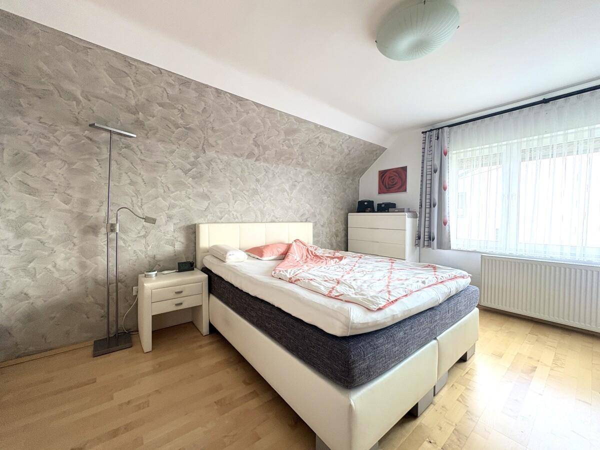 Schlafzimmer mit Kastenraum