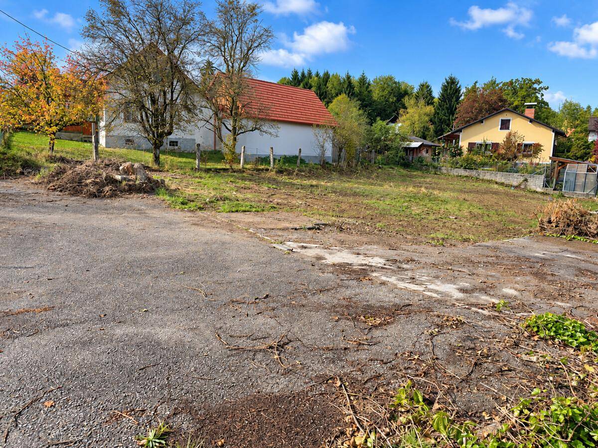 Weitläufiges Grundstück mit Blick auf umliegende Häuser und grüne Landschaft.