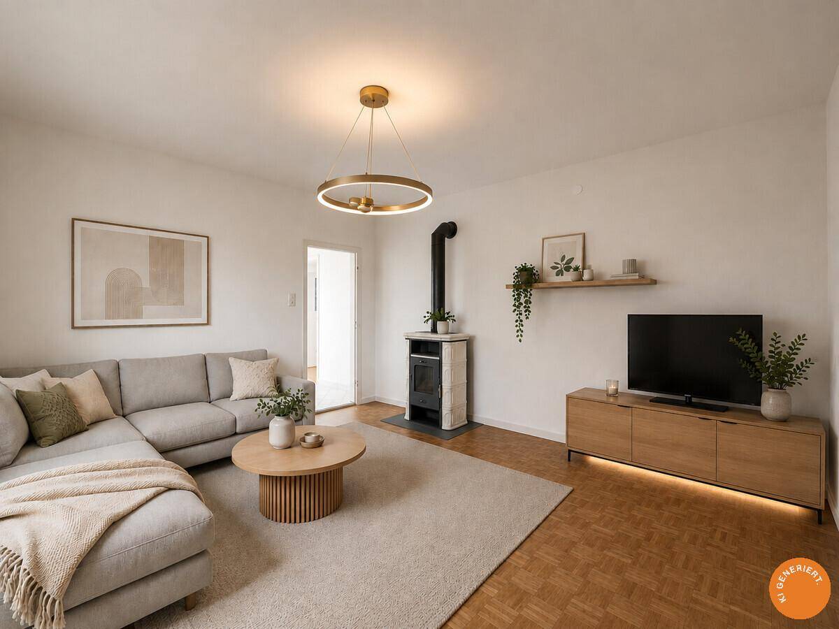 Helles Wohnzimmer mit modernem Kaminofen, gemütlichem Sofa und Parkettboden.