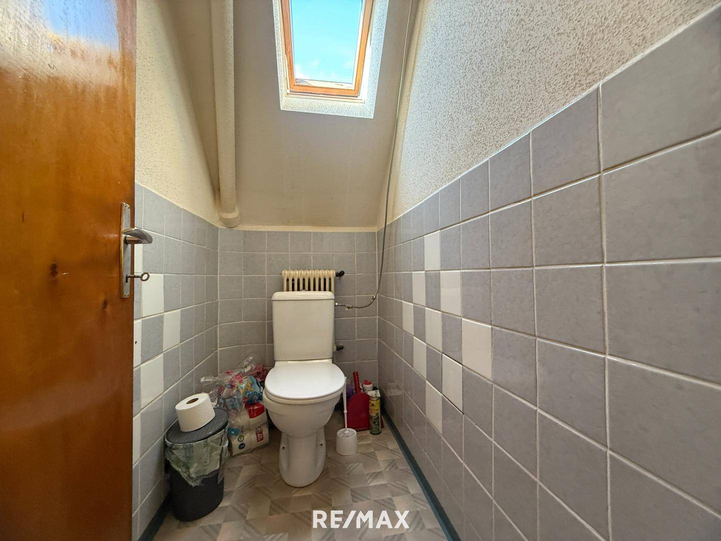 17Anton WC