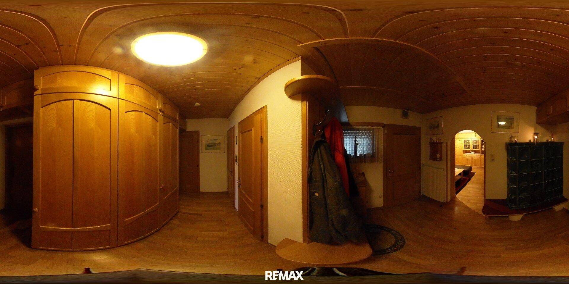 Geräumiger Flur mit Holzboden, Holzverkleidung und integrierten Holzschränken für Stauraum.