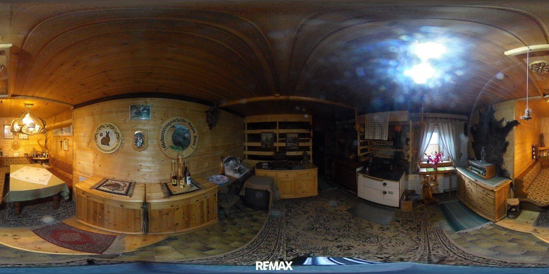 Rustikaler Raum mit Holzwänden, Holzdecke und traditioneller Dekoration, möglicherweise ein Hobbyraum.