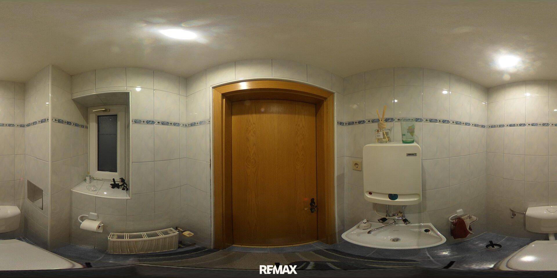 Kleines WC mit Fliesen, Waschbecken und einem Fenster, ideal für Gäste.