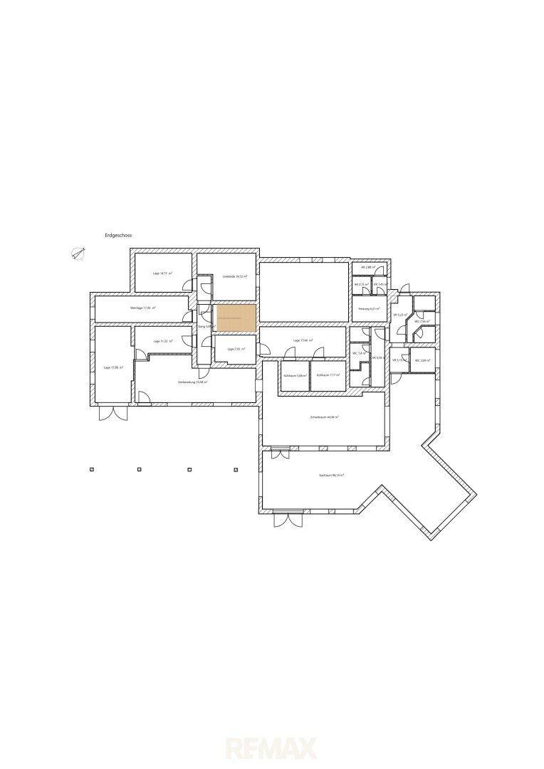 Grundriss des Erdgeschosses mit einer klaren Raumaufteilung und Zugang zu Außenbereichen.