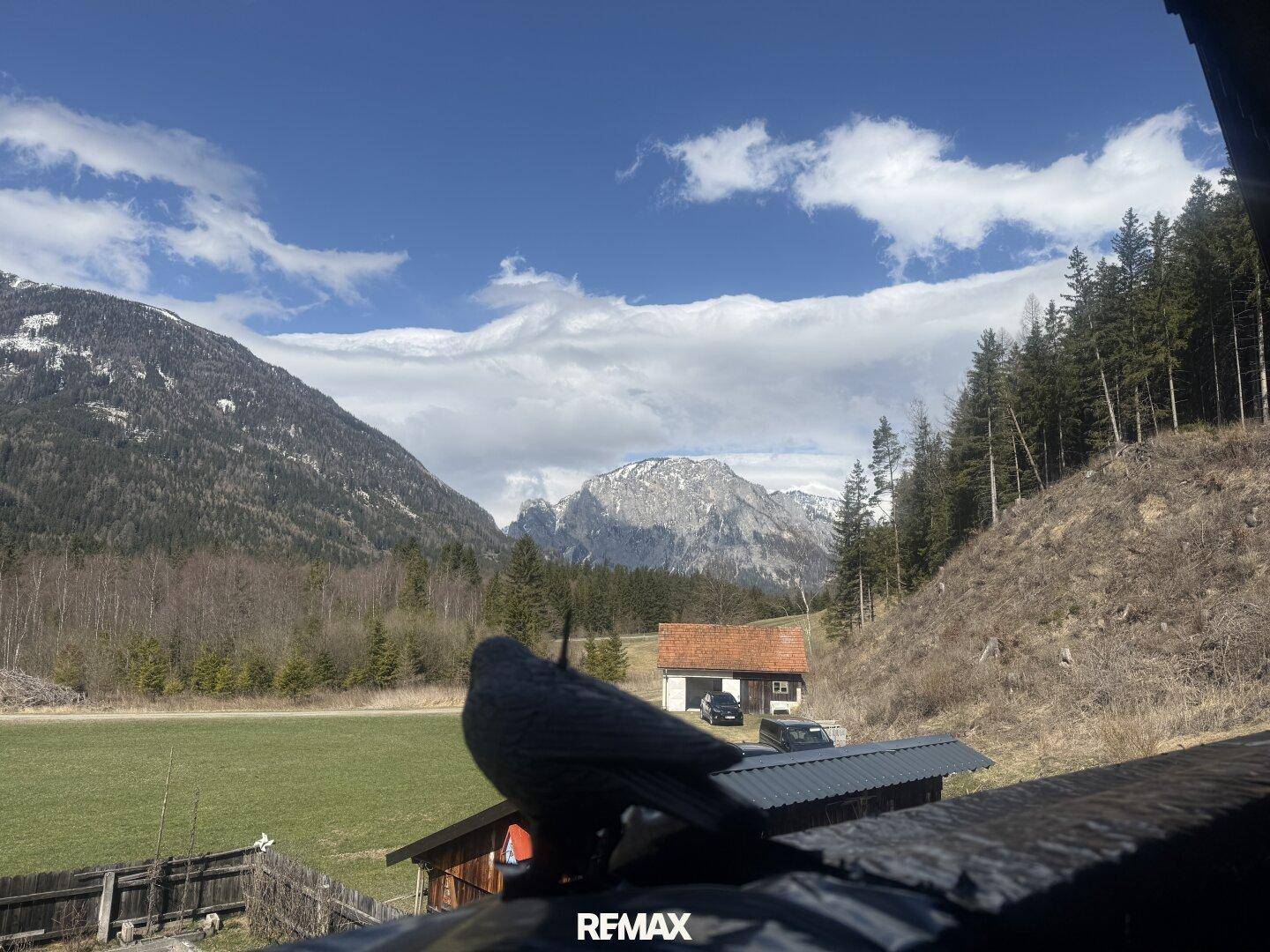 Panoramablick von der Immobilie auf die umliegende Berglandschaft und grüne Täler.
