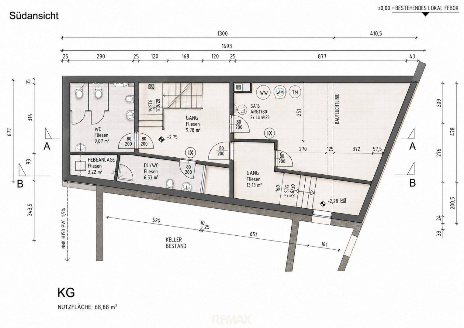Grundriss des Kellergeschosses mit Abstellräumen, Technikbereichen und Rampe.
